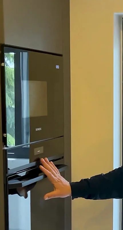 Boy dolabında ankastre mikrodalga ve fırın, perde beton dairede Piramit Dekor mutfağı, Ataköy
