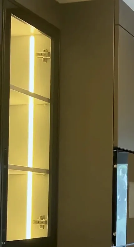 Kahve köşesinde camlı ve ışıklı dolap, Piramit Dekor Ataköy projesi
